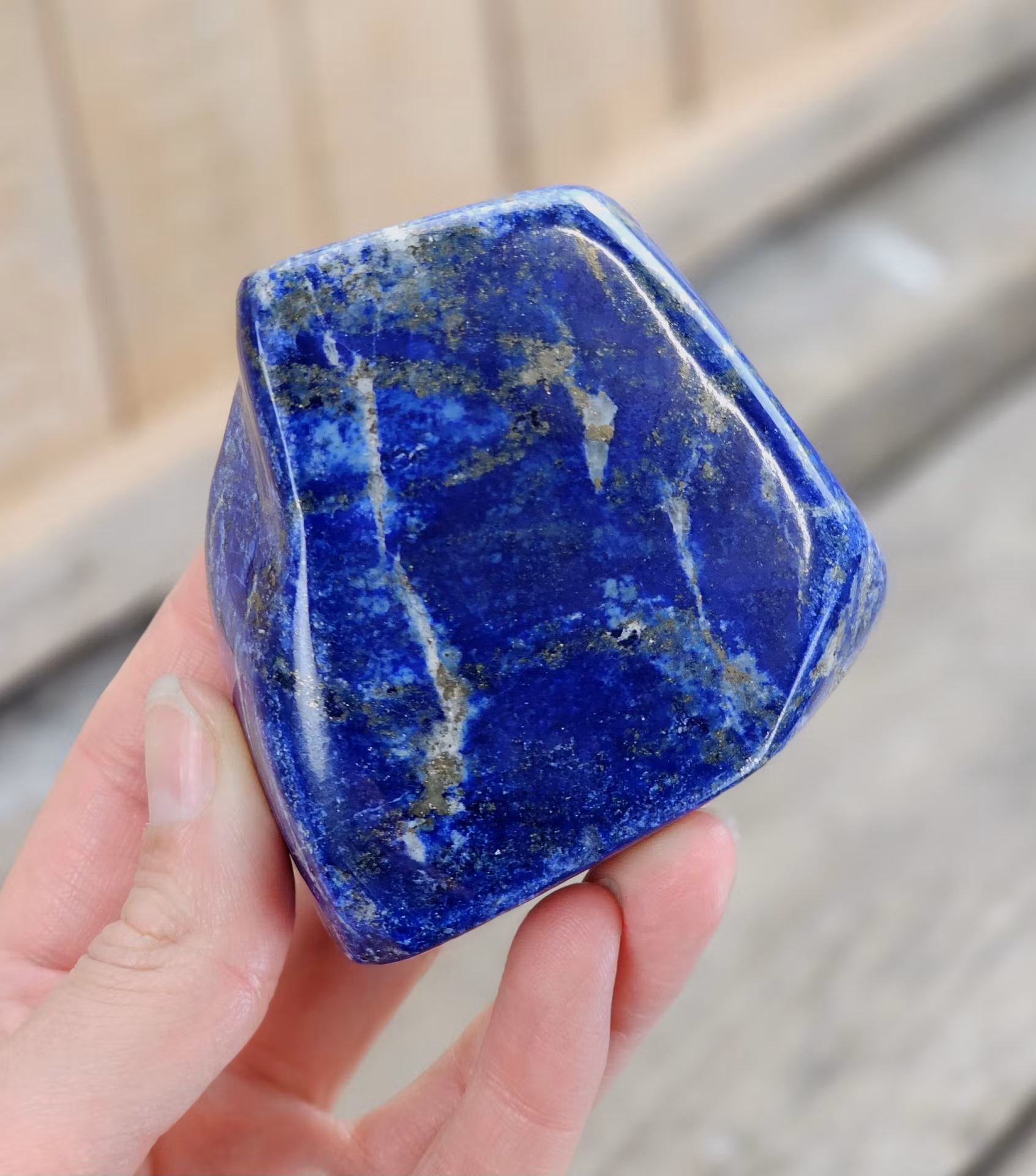 Lapis Lazuli, polerad kristall stående friform
