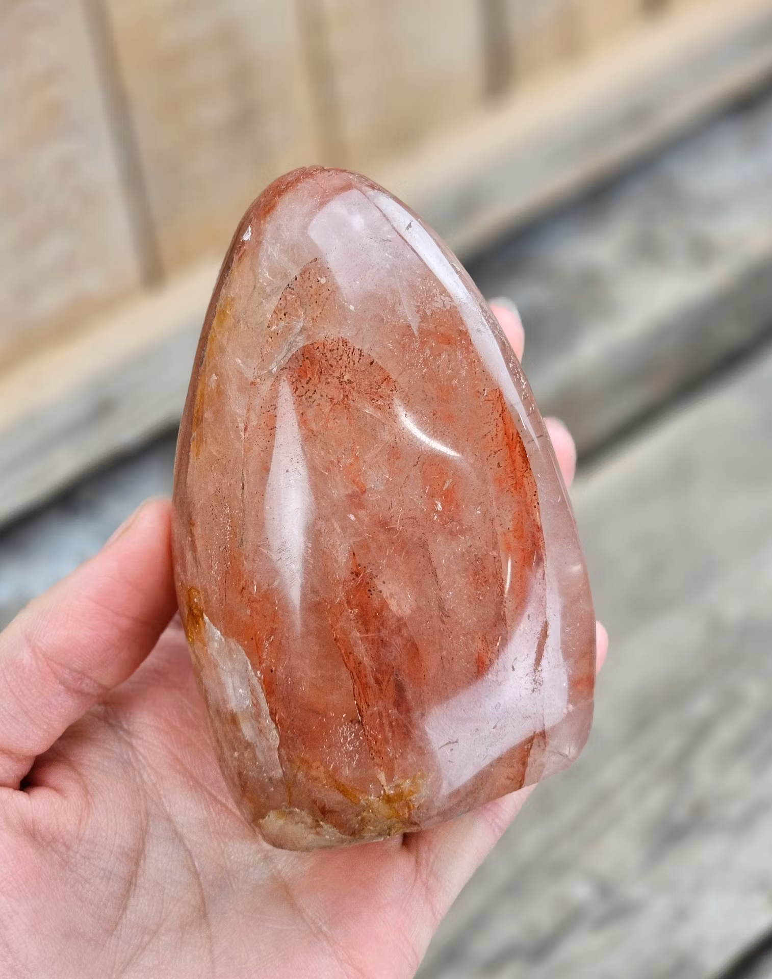 Hematoidkvarts (Röd Golden Healer), polerad kristall stående friform