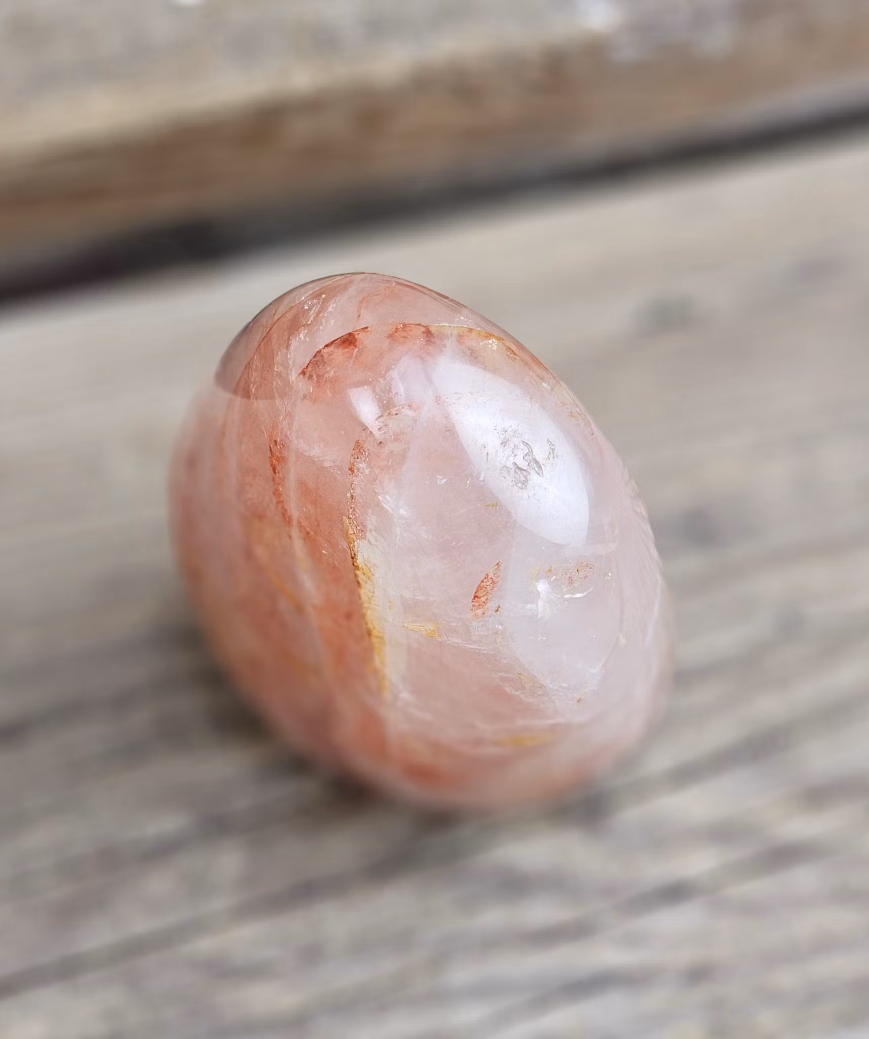 Hematoidkvarts (Röd Golden Healer), polerad kristall stående friform