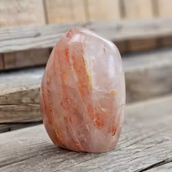 Hematoidkvarts (Röd Golden Healer), polerad kristall stående friform #3