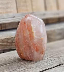 Hematoidkvarts (Röd Golden Healer), polerad kristall stående friform #3