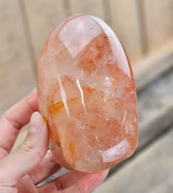 Hematoidkvarts (Röd Golden Healer), polerad kristall stående friform #4