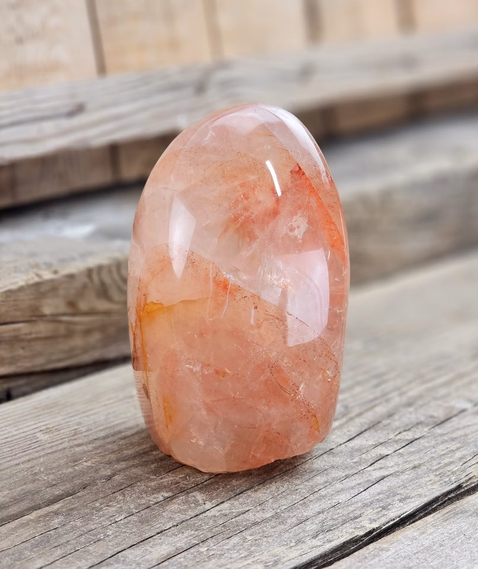 Hematoidkvarts (Röd Golden Healer), polerad kristall stående friform