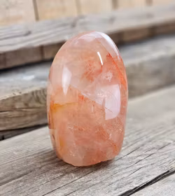 Hematoidkvarts (Röd Golden Healer), polerad kristall stående friform #4