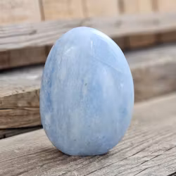 Blå Kalcit, polerad kristall stående friform #7