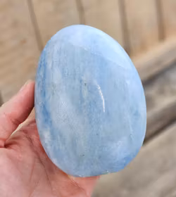 Blå Kalcit, polerad kristall stående friform #7