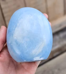 Blå Kalcit, polerad kristall stående friform #8 -30% p.g.a. skada/nagg nedtill