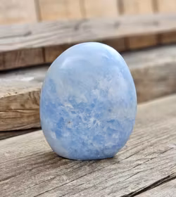 Blå Kalcit, polerad kristall stående friform #8 -30% p.g.a. skada/nagg nedtill