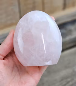 Rosenkvarts, polerad kristall stående friform #1