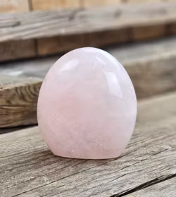 Rosenkvarts, polerad kristall stående friform #1