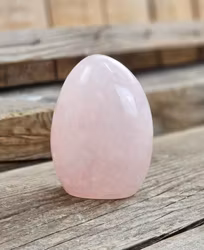 Rosenkvarts, polerad kristall stående friform #2