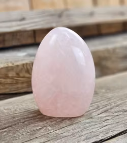 Rosenkvarts, polerad kristall stående friform #2