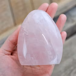 Rosenkvarts, polerad kristall stående friform #3