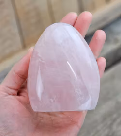 Rosenkvarts, polerad kristall stående friform #3