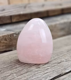 Rosenkvarts, polerad kristall stående friform #3