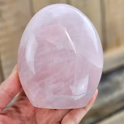 Rosenkvarts, polerad kristall stående friform #4