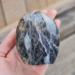 Svart Månsten, polerad kristall stående friform #2