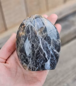 Svart Månsten, polerad kristall stående friform #2