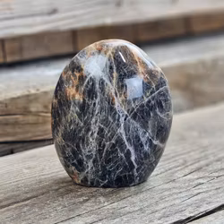 Svart Månsten, polerad kristall stående friform #2