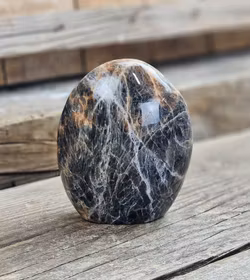 Svart Månsten, polerad kristall stående friform #2