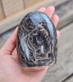 Svart Månsten, polerad kristall stående friform #4