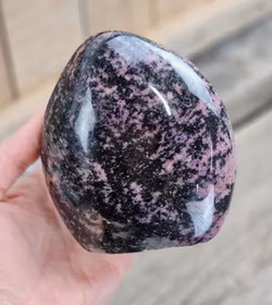 Rodonit, polerad kristall stående friform #1