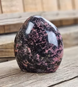 Rodonit, polerad kristall stående friform #1