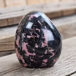 Rodonit, polerad kristall stående friform #2