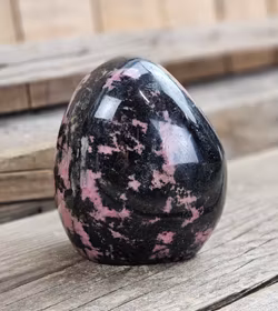 Rodonit, polerad kristall stående friform #2