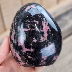 Rodonit, polerad kristall stående friform #2