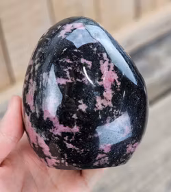 Rodonit, polerad kristall stående friform #2