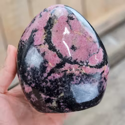 Rodonit, polerad kristall stående friform #3