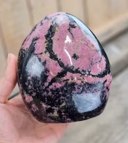 Rodonit, polerad kristall stående friform #3