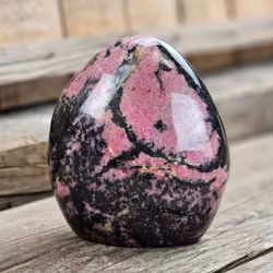 Rodonit, polerad kristall stående friform #3