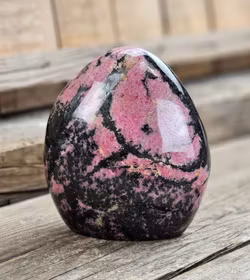 Rodonit, polerad kristall stående friform #3