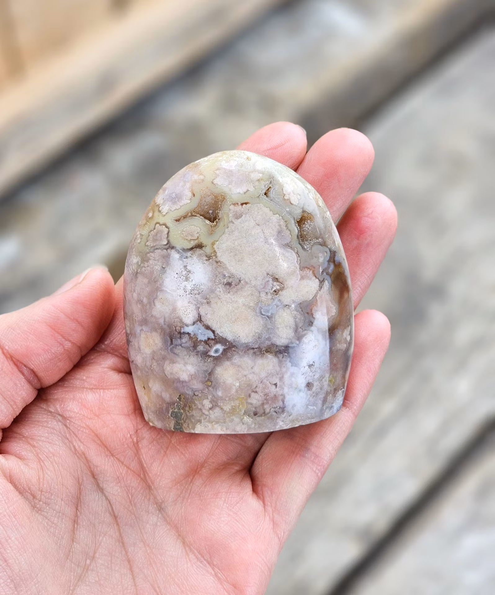 Blomsteragat, polerad kristall stående friform