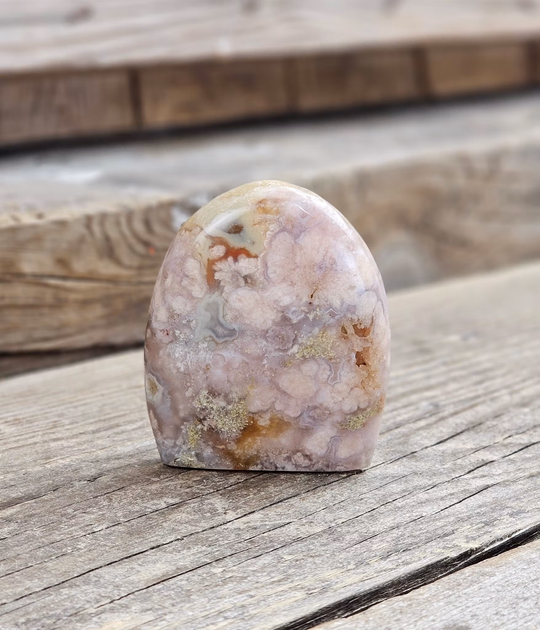 Blomsteragat, polerad kristall stående friform