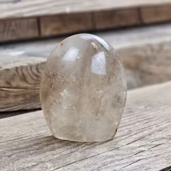 Rökkvarts, polerad kristall stående friform #7