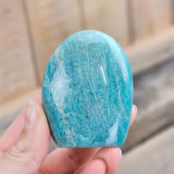 Amazonit, polerad kristall stående friform #2