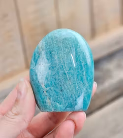 Amazonit, polerad kristall stående friform #2