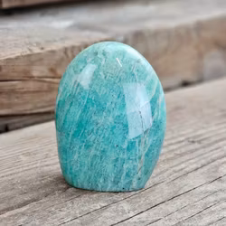 Amazonit, polerad kristall stående friform #2