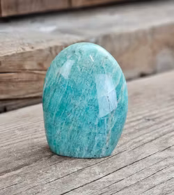 Amazonit, polerad kristall stående friform #2