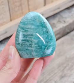 Amazonit, polerad kristall stående friform #4