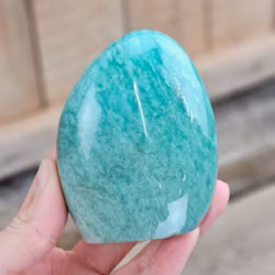 Amazonit, polerad kristall stående friform #15