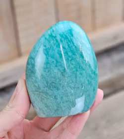 Amazonit, polerad kristall stående friform #15