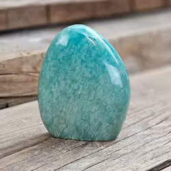 Amazonit, polerad kristall stående friform #15