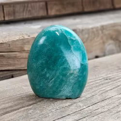 Amazonit, polerad kristall stående friform #9