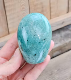 Amazonit, polerad kristall stående friform #12