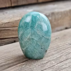 Amazonit, polerad kristall stående friform #12