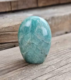 Amazonit, polerad kristall stående friform #12